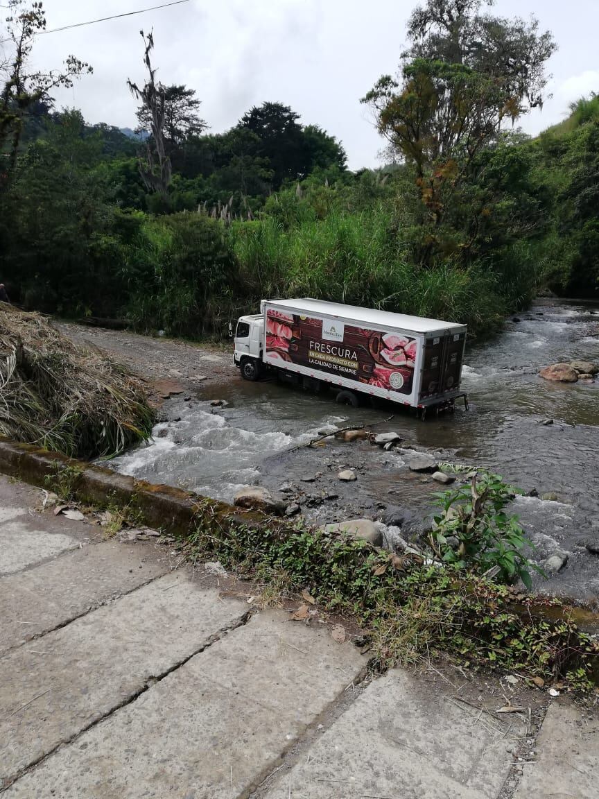 Vías de Cartago que están en mal estado y el MOPT no interviene, según denuncia de Mario Redondo, alcalde de Cartago. Cortesía.