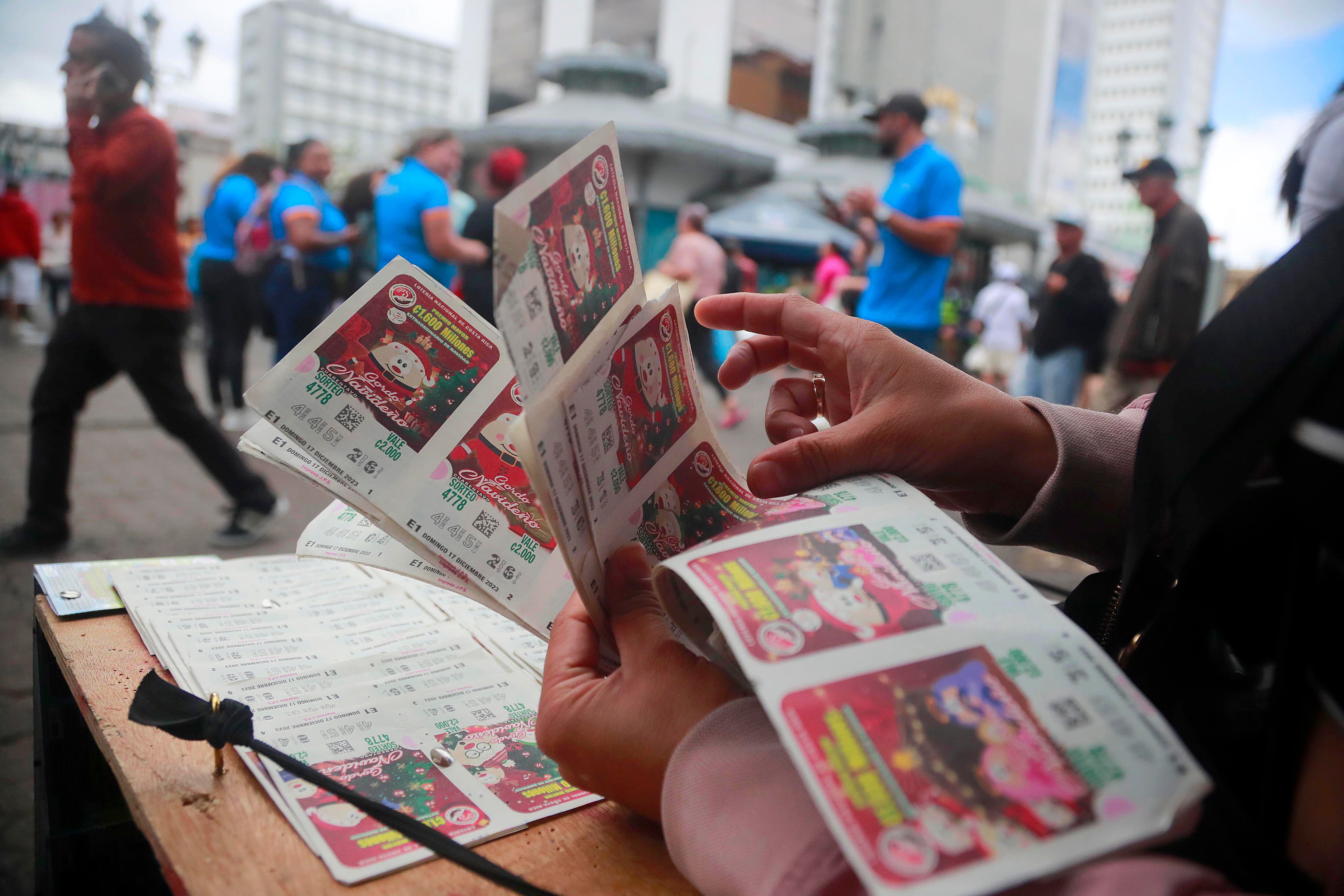 06/12/2023    San José. Vendedores de lotería aseguran que la venta de Navideña o Gordo navideño, como se le conoce, está muy mala.
