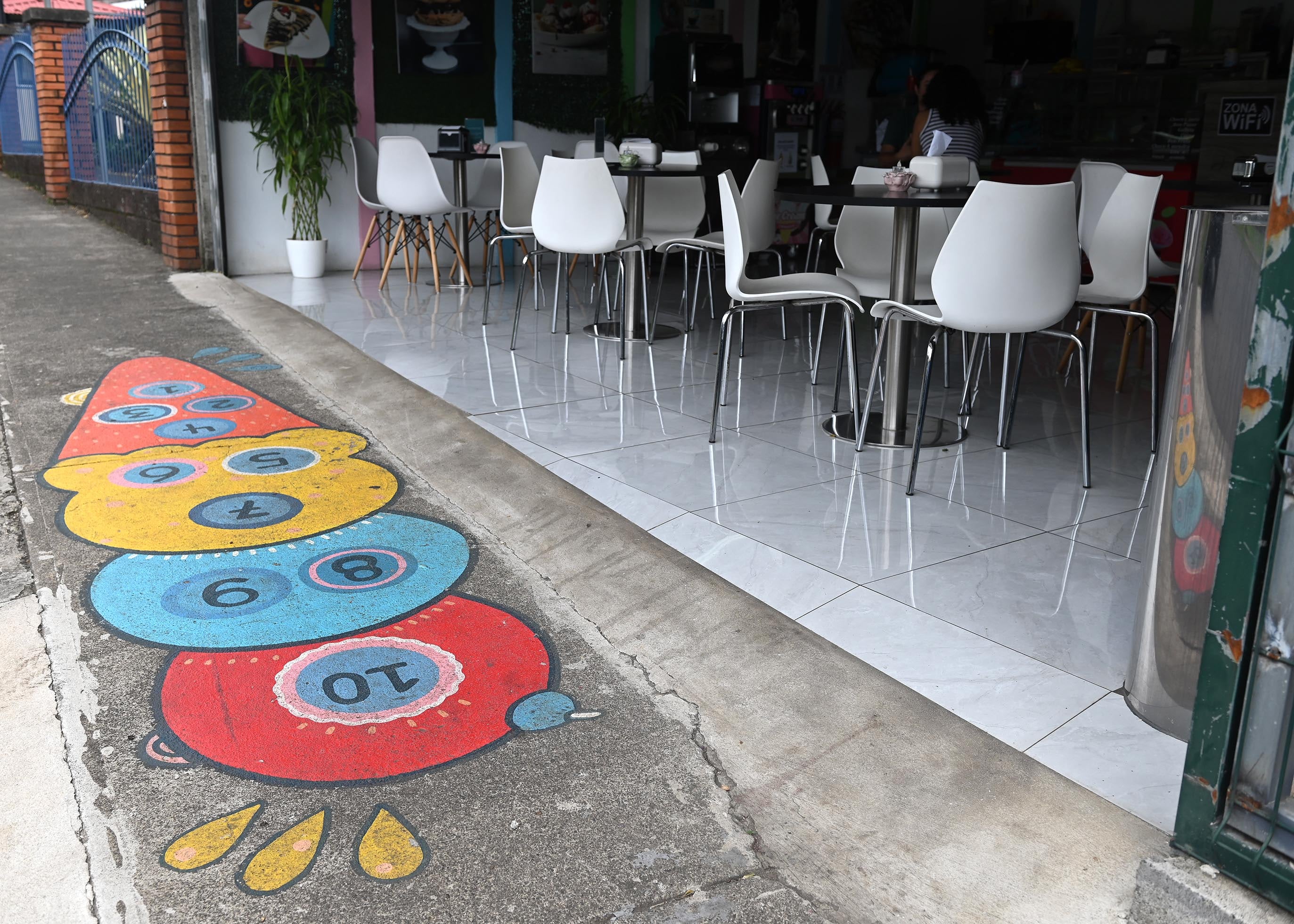 21 de julio del 2025. Visita a la Heladería Mimos ubicada en San Lorenzo de Heredia. Nota de la Teja sobre lugares para visitar.  Mimos ofrece variedad de helados, ensaladas de frutas, crepas, además de café y repostería. En la foto: Entrevista a la dueña de la heladería y fotos generales de las instalaciones y tipos de helados.