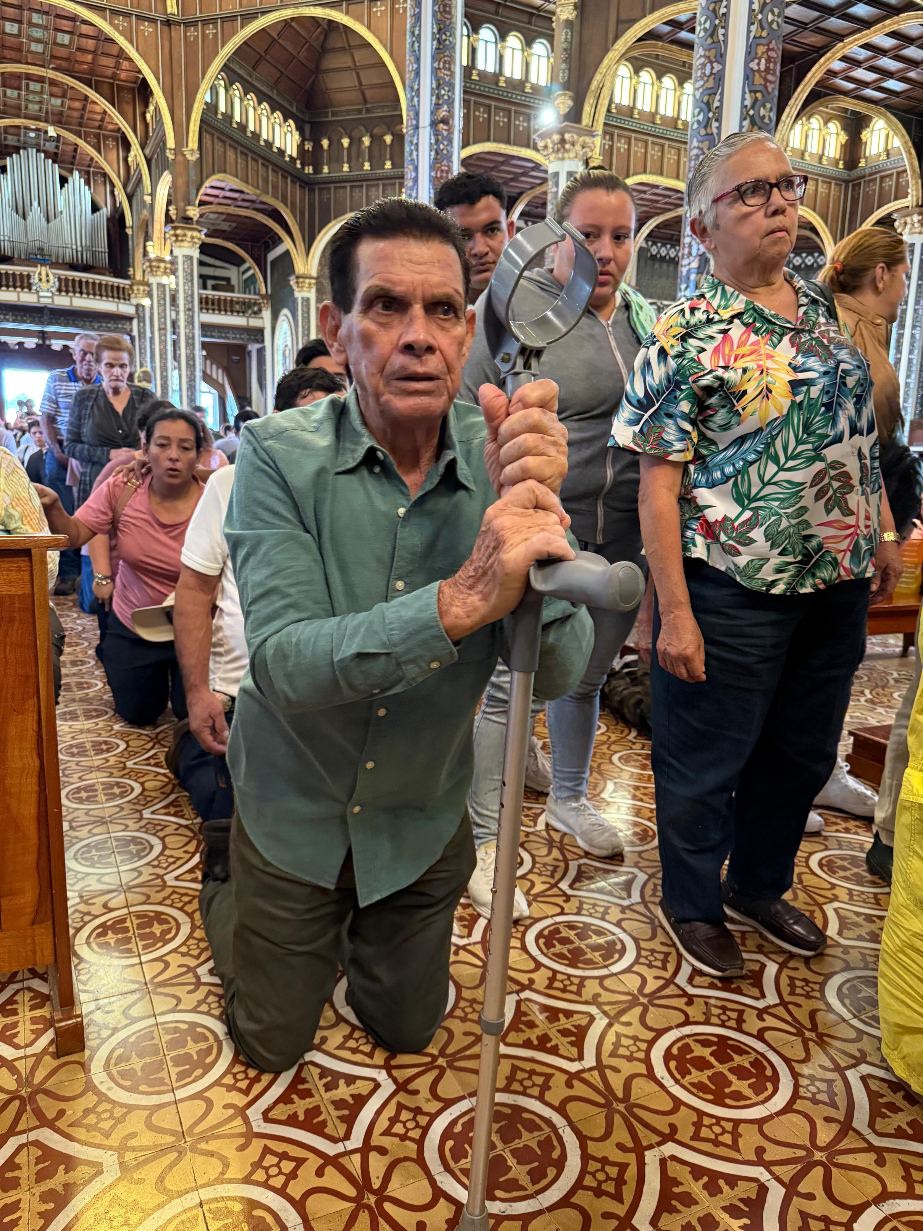 El domingo 20 de julio del 2025 los romeros comenzaron a llegarle a  la Negrita de Cartago. Don Rubén Vargas entró hincado para darle gracias a la Negrita por su salud.