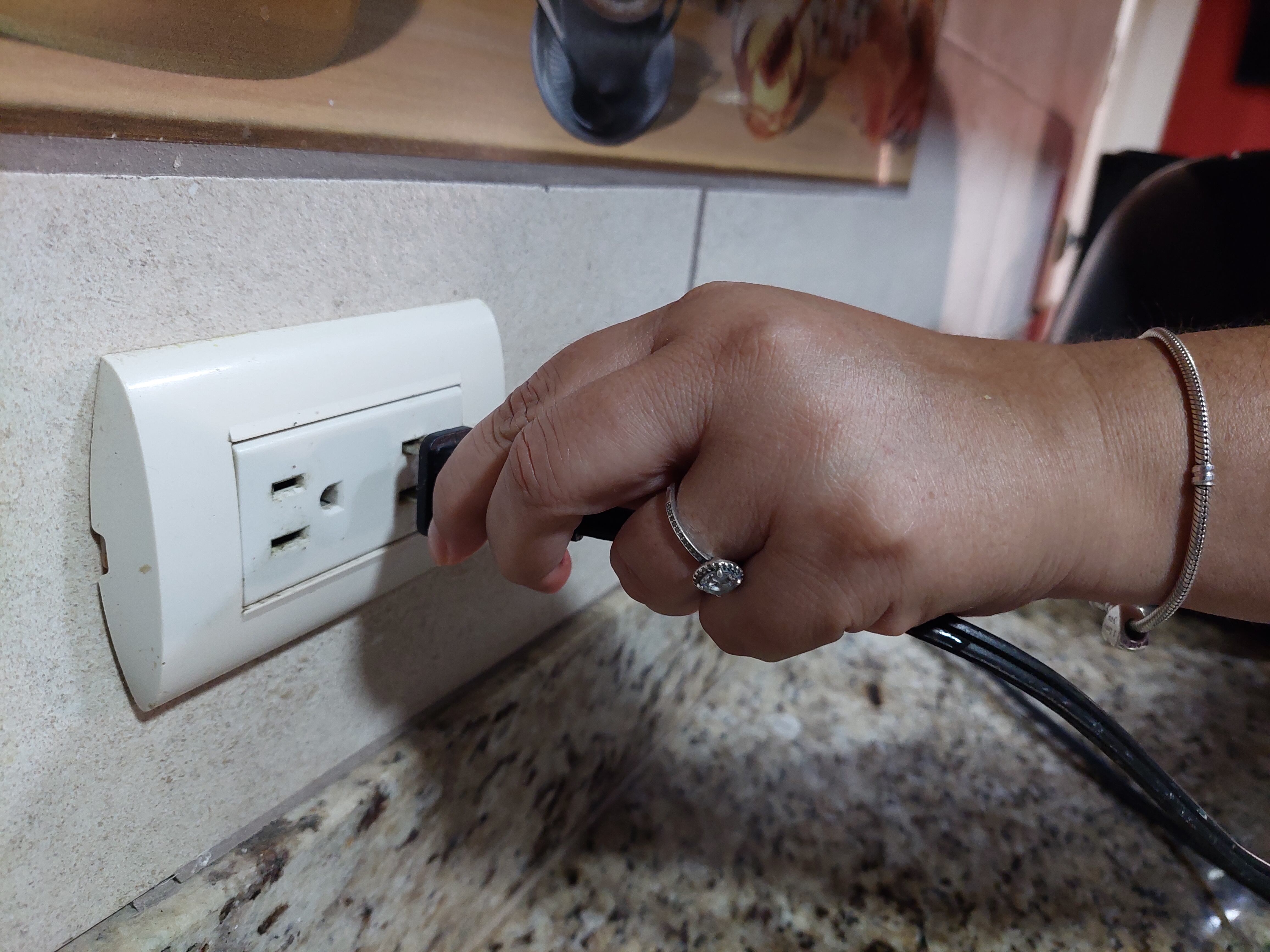 Medio millón de ticos de zonas rurales pagarían casi un 50% menos en su recibo de la luz si la Autoridad Reguladora de los Servicios Públicos (Aresep) aprueba la Tarifa Residencial Horaria (T-REH) a 6 empresas que dan el servicio de electricidad.