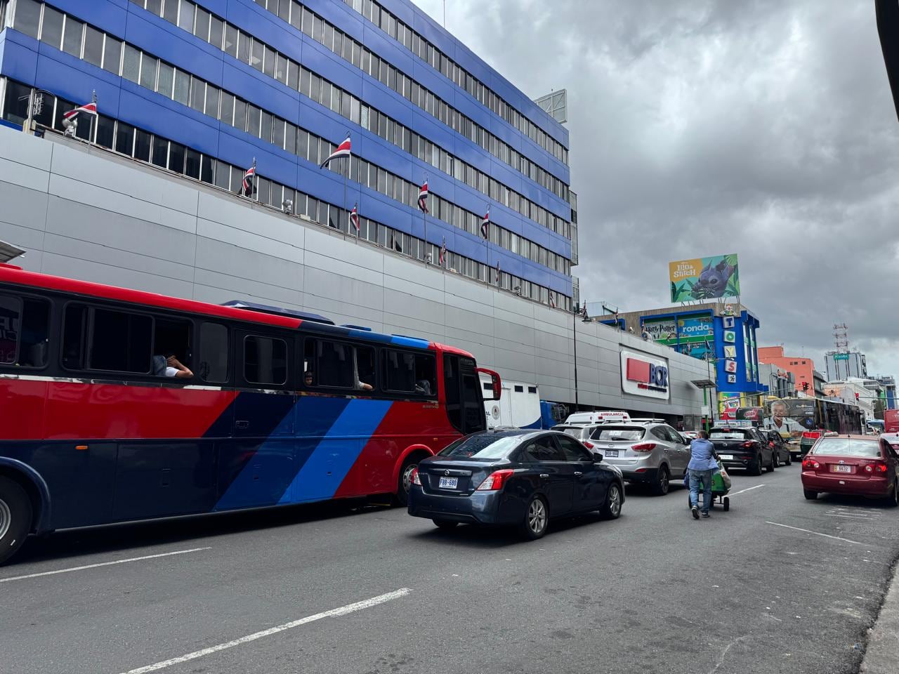 La Municipalidad de San José busca realizar cambios en Avenida Segunda, entre ellos, reducir la cantidad de carriles y poner más iluminación para los peatones.