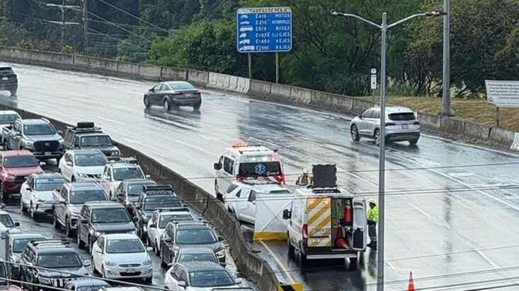Un hombre perdió la vida al chocar contra una barrera divisora que estaba sobre la ruta 27, en sentido San José a Escazú. Foto: ANI