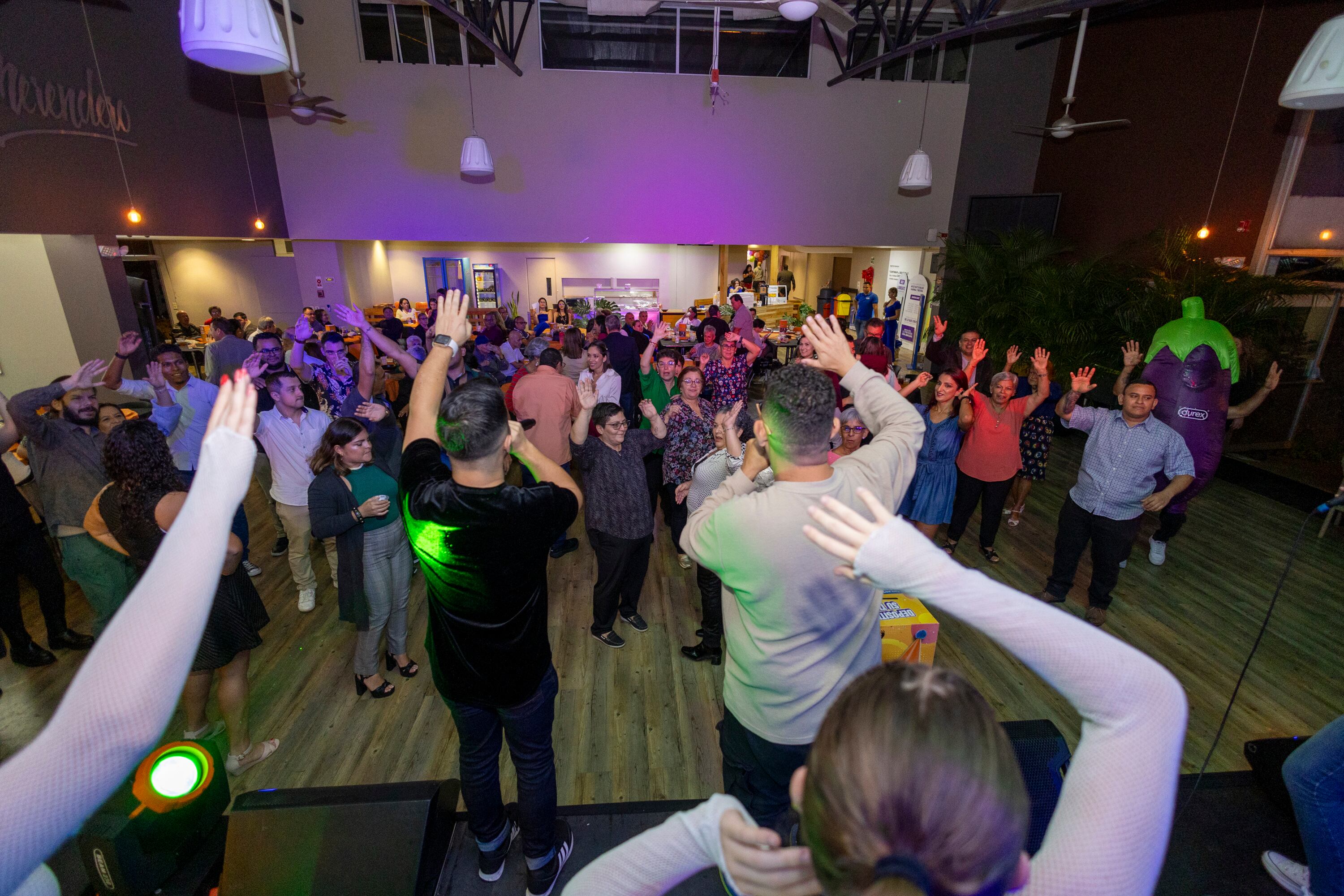 13/10/2024, San José, Grupo Nación, celebración del aniversario numero 18 del periódico La Teja, empleados y lectores reunidos para la celebración.