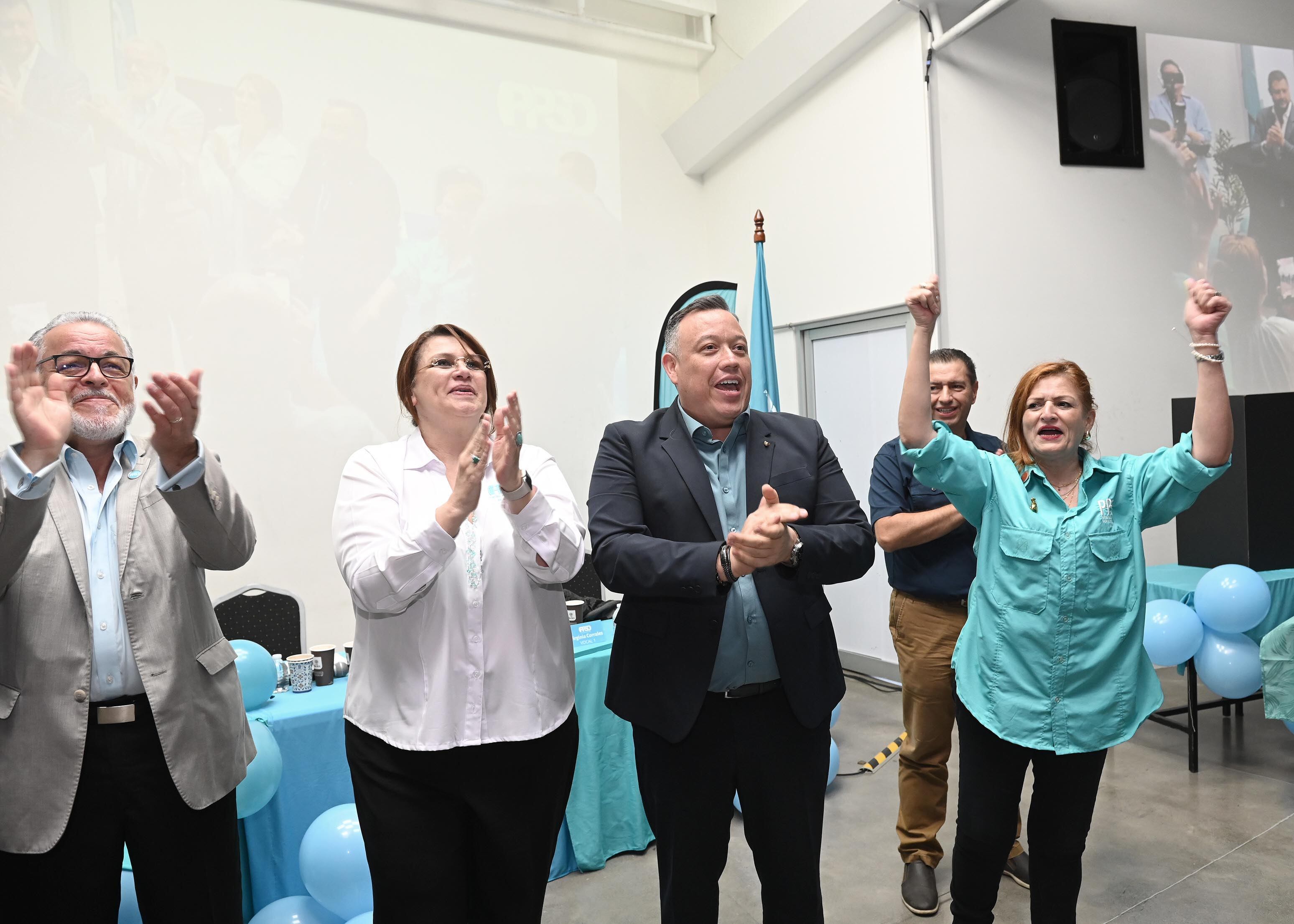 01 de junio del 2025.  Auditorio del Grupo Moreno en Pavas. 11:00 hrs. Dirigentes y delegados del Partido Pueblo Soberano  eligieron al exministro Francisco Gamboa como secretario general.  En una asamblea realiada en el salón de eventos Grupo Moreno y con la presencia de 63 delegados  se llevó a cabo la elección poco después del mediodía. En la foto:  Francisco Gamboa es recibido por los simpatizantes del partido. Foto: Albert Marín.