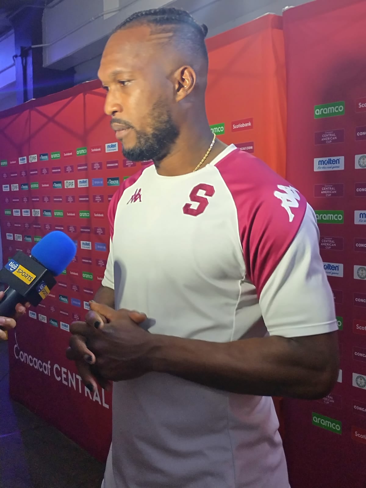 El defensor del Saprissa Kendall Waston luce con orgullo las uñas de sus manos pintadas. Yenci Aguilar.
