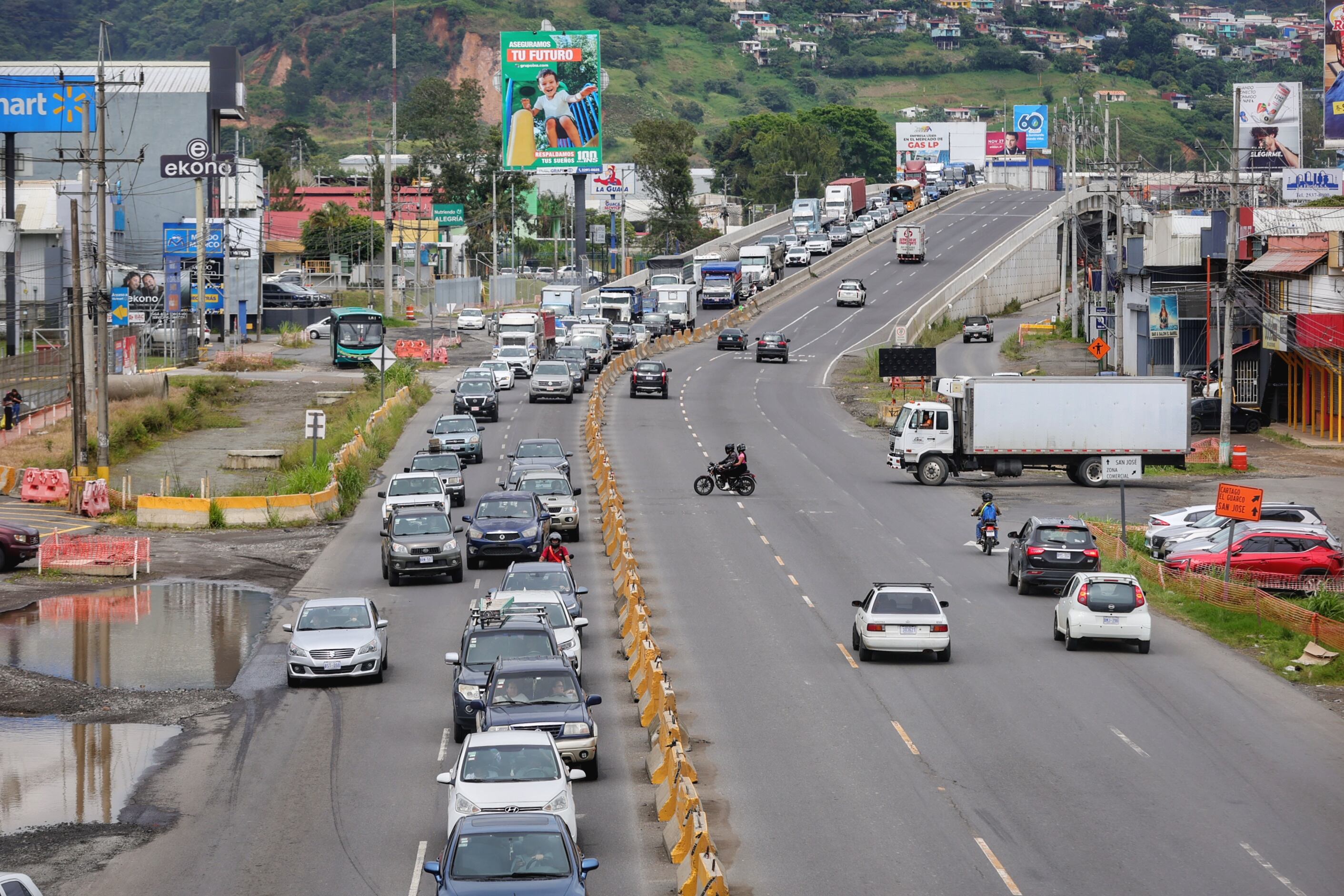 08/11/2024/ trabajos viales puente la Lima de Cartago / foto John Durán