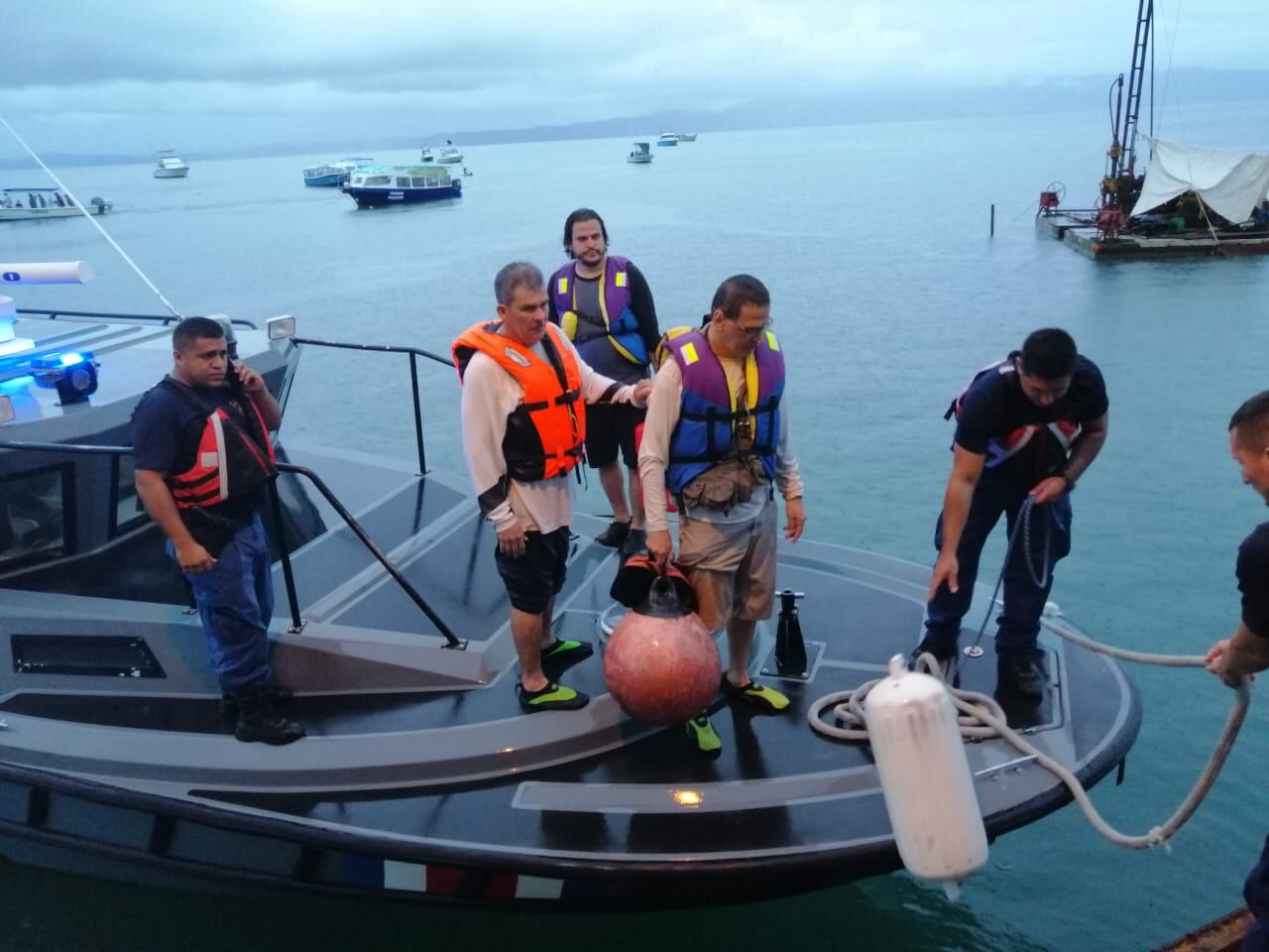 Rescatan a tres náufragos en el Golfo Dulce. Foto Alfonso Quesada.