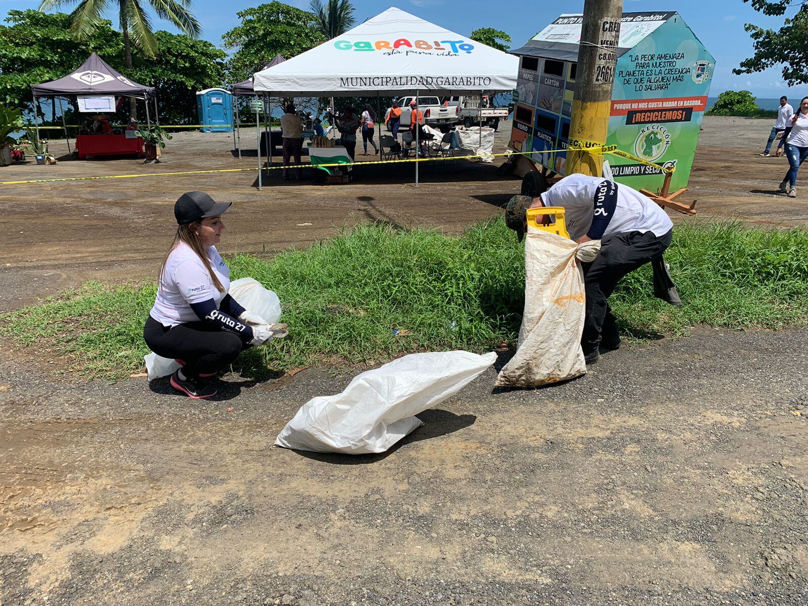 Más de treinta voluntarios se fajaron duro el fin de semana pasado para ayudarle a respirar mejor a playa Jacó y lograron sacar más de 230 kilos de basura que el mar arrastra y que los visitantes lamentablemente dejan cuando van al mirador de Roca Loca en Jacó