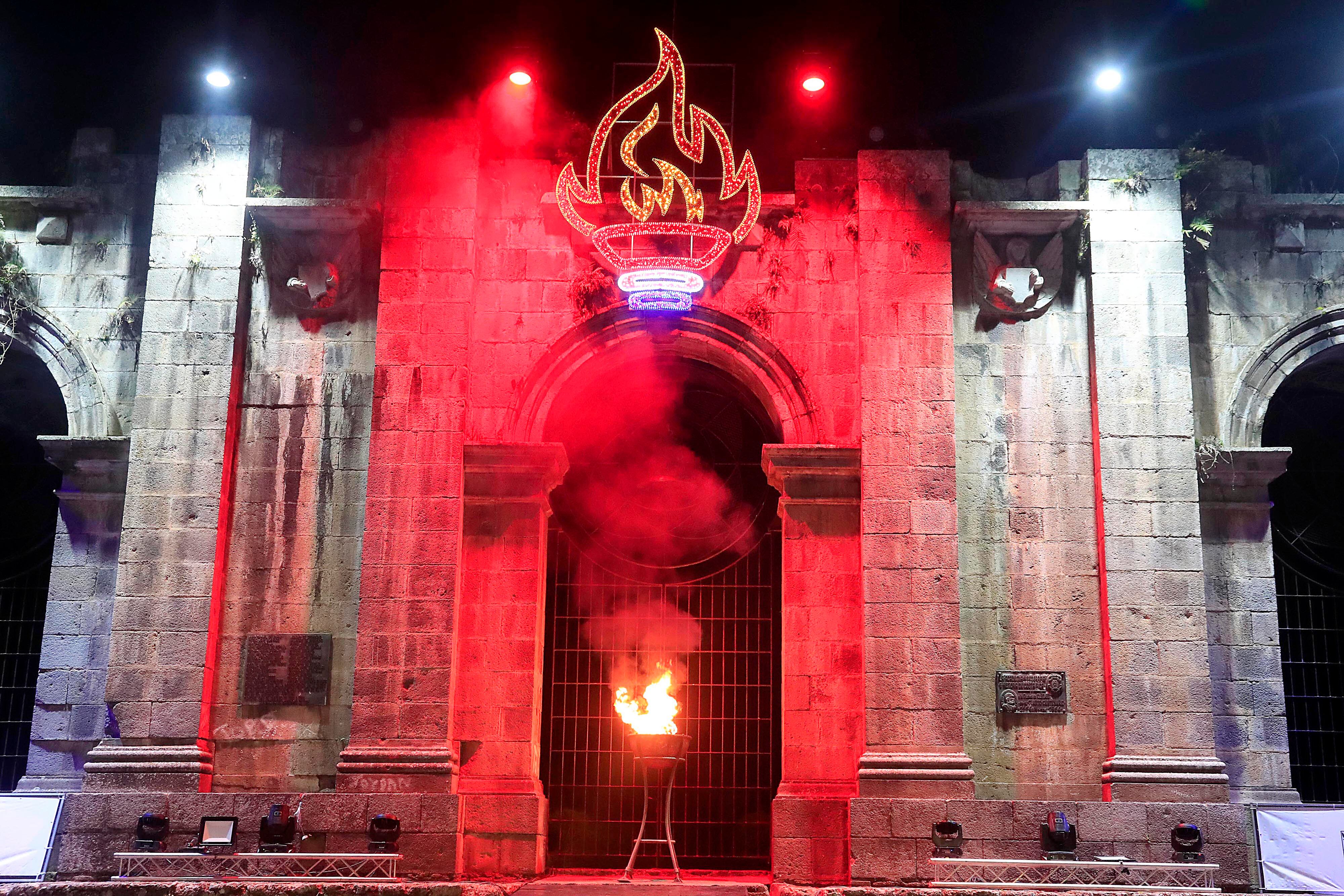 14/09/2023 Cartago. A las 8:00 p.m., como es tradición en esta fecha, llegó la Antorcha de la Libertad, para conmemorar los 202 años de vida independiente. La recibió el presidente Rodrigo Chaves y se la entregó a estudiantes del colegio José Figueres, ganadores de Olimpiada de matemáticas, quienes la trasladaron hasta el pebetero ubicado debajo de la campana de las Ruinas de Santiago Apóstol.