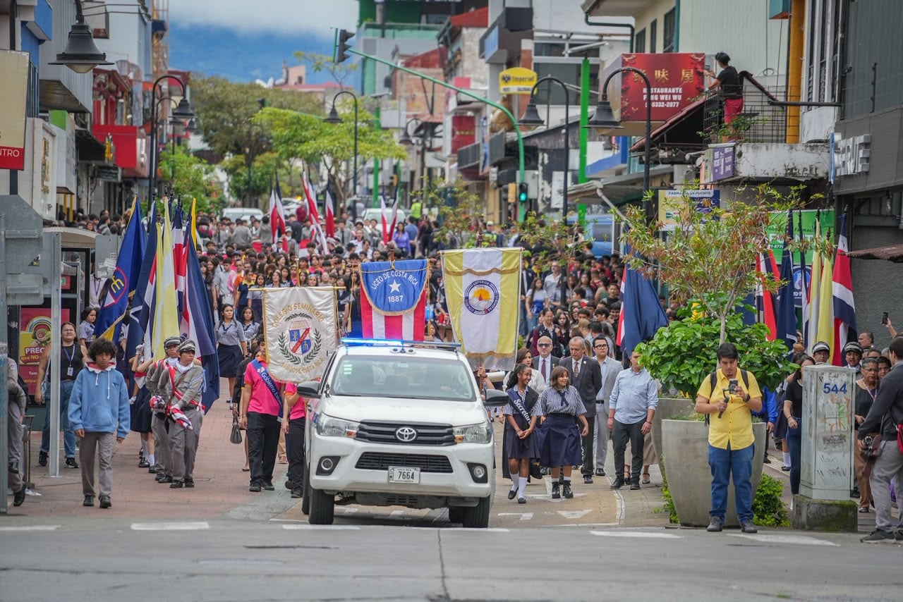 calle 9 de San José, conocida como el Paseo de los Estudiantes, un sitio que este lunes volvió a llenarse de vida cuando más de mil estudiantes recorrieron el mismo camino que hace más de un siglo otros jóvenes convirtieron en símbolo de libertad.
