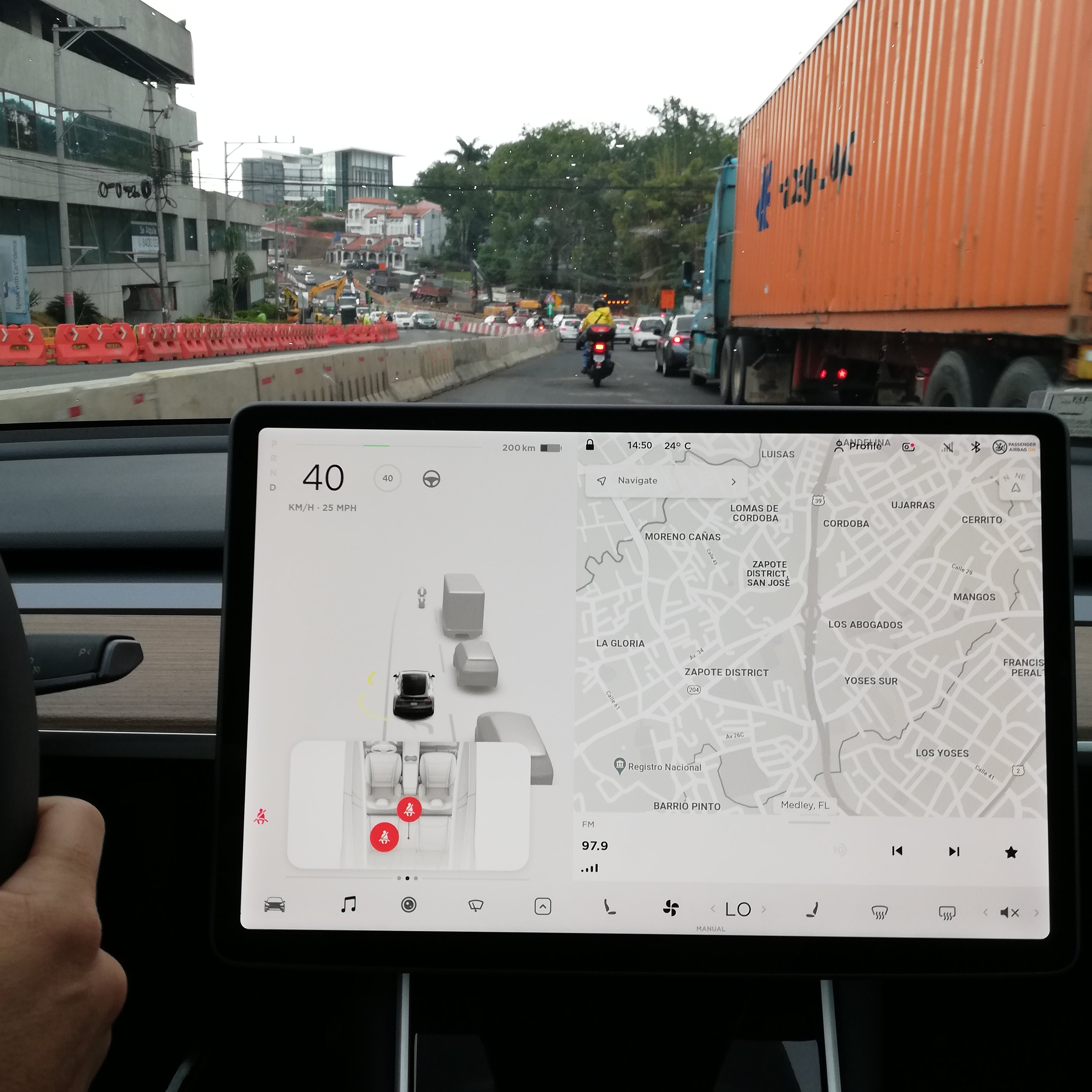 Los autos Tesla ya están en el país; no tiene un 100% de autonomía, pero sí se manejan solos en pista y circunvalación al activar el piloto automático