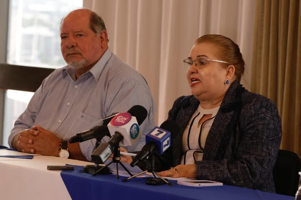 José Loría y Martha Rodríguez, directos de CCSS reinstalados por Sala IV, llamaron a conferencia de prensa para denunciar lo que consideran "persecución" del Consejo de Gobierno. Foto: Mayela López