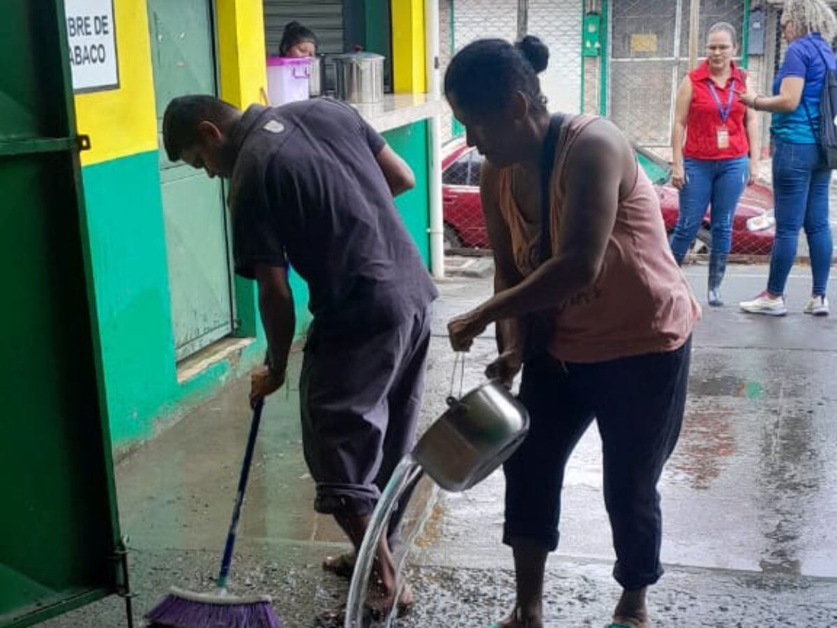 Doña Jania hace de todo dentro del albergue en el Gimnasio de Cañas, para ayudar quienes también lo han perdido todo. Foto: Cortesía.