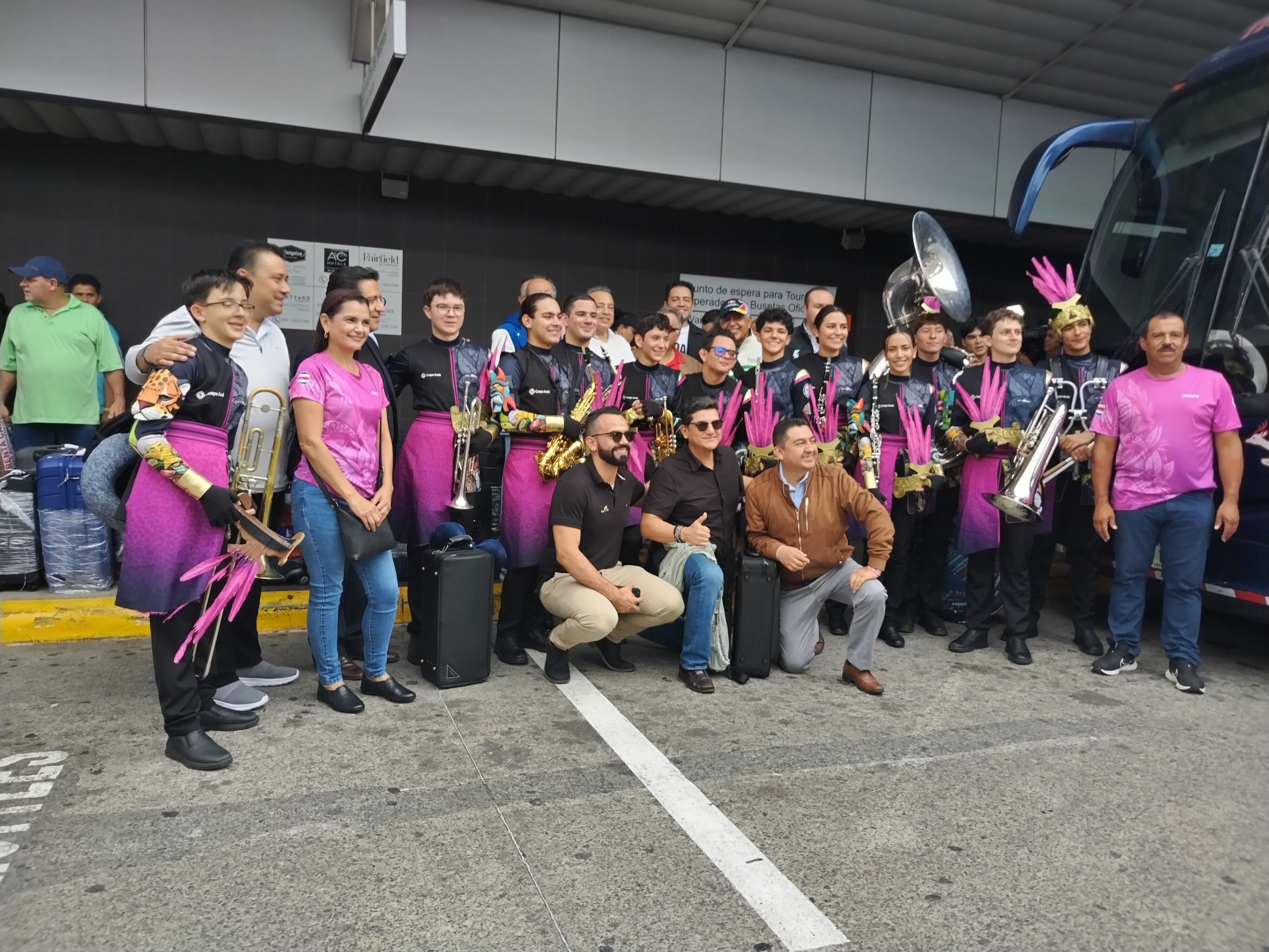 La Única Internacional Sonora Santanera llegó este lunes 12 de agosto a Costa Rica para sus conciertos del Día de la Madre y fueron recibidos por la Banda Municipal de Zarcero y parte de su club de fans.