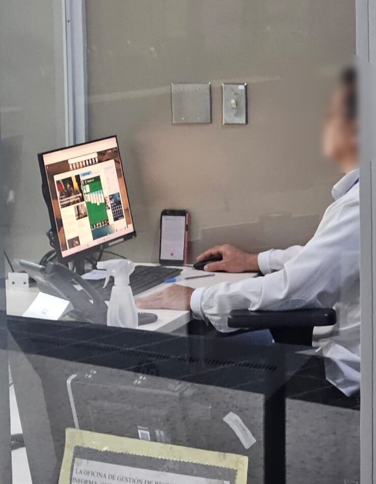 Un asegurado denunció a un funcionario del hospital de Heredia por negarle un permiso y estar jugando Solitario.