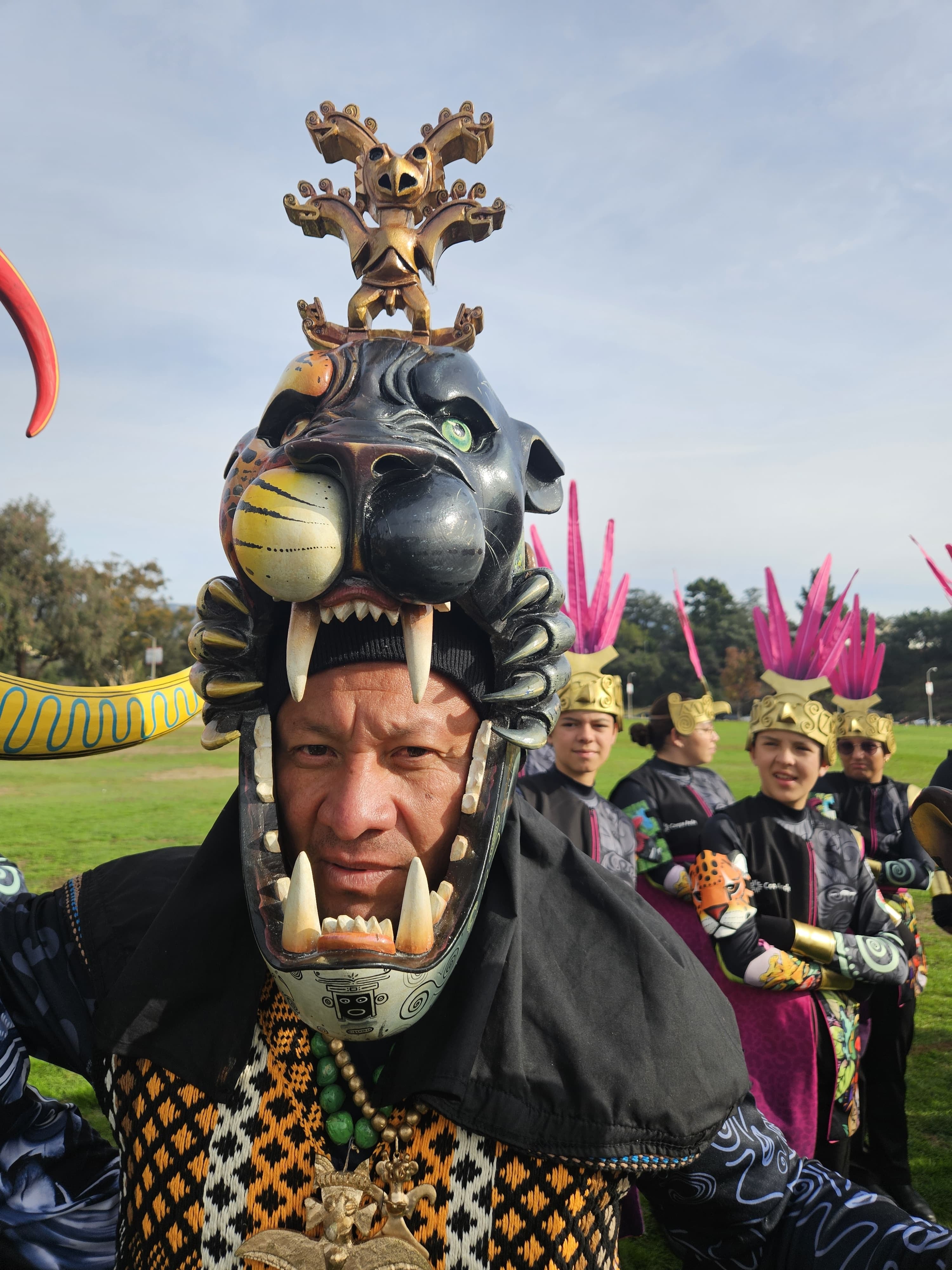 Galeo y Hueso son dos indígenas borucas que participarán en el desfile de las Rosas. ( Foto de ZTV de Coopealfaroruiz R.L)