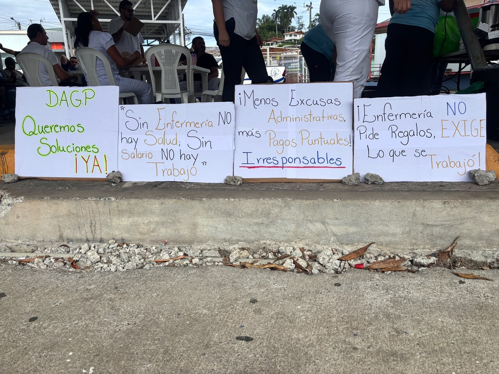 Con estas pancartas denotaron la huelga en el hospital Tony Facio de Limón. Foto: Cortesía Rodrigo López ANPE.
