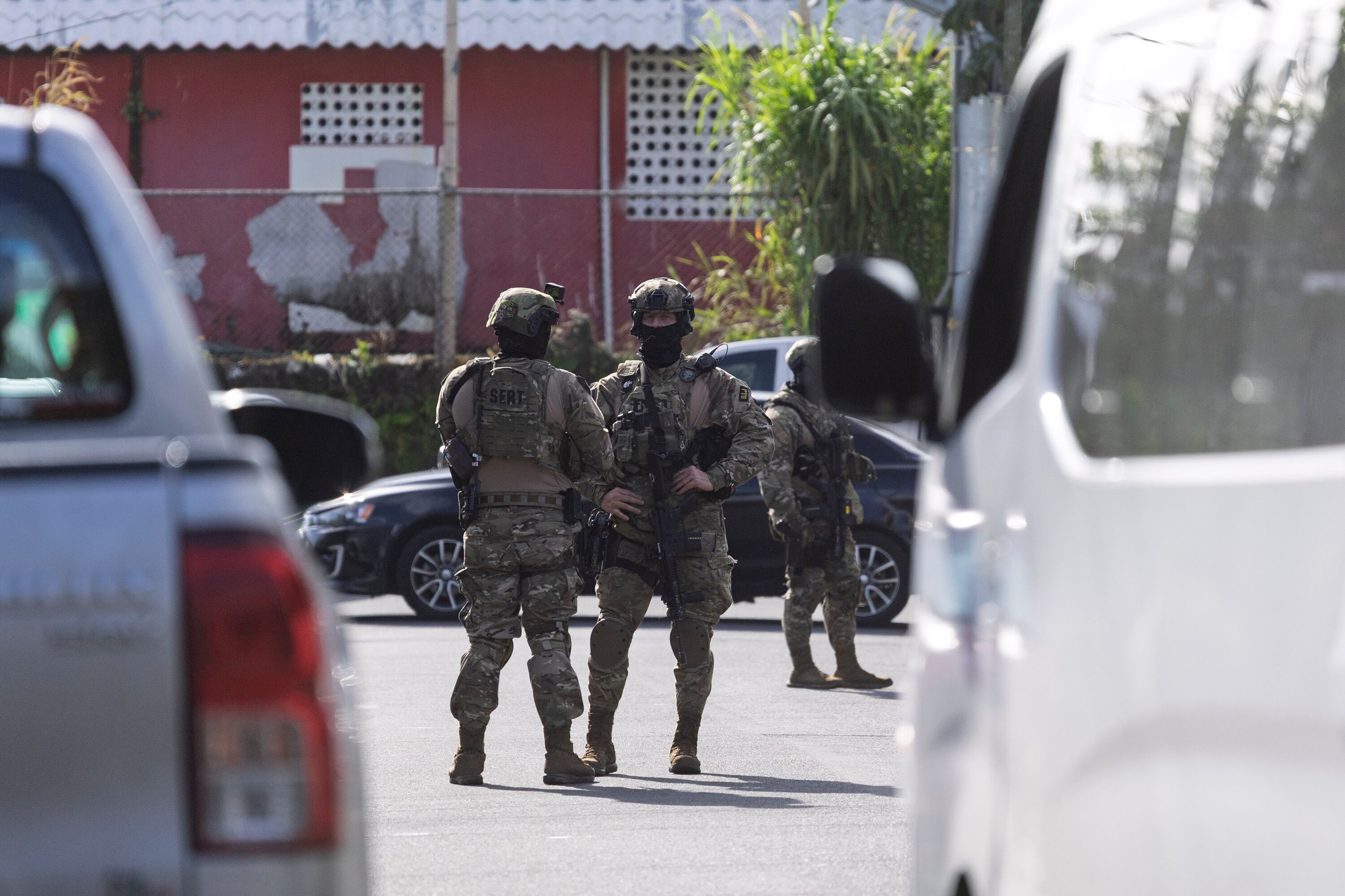 12/09/2025, San José, Tibas, León XIII, Allanamientos para capturar a los sospechosos de cometer el asesinato del militar nicaraguense Roberto Samcam, en el allanamiento estuvo el director del OIJ Randall Zúñifa y el fiscal general de la república Carlo Diaz.