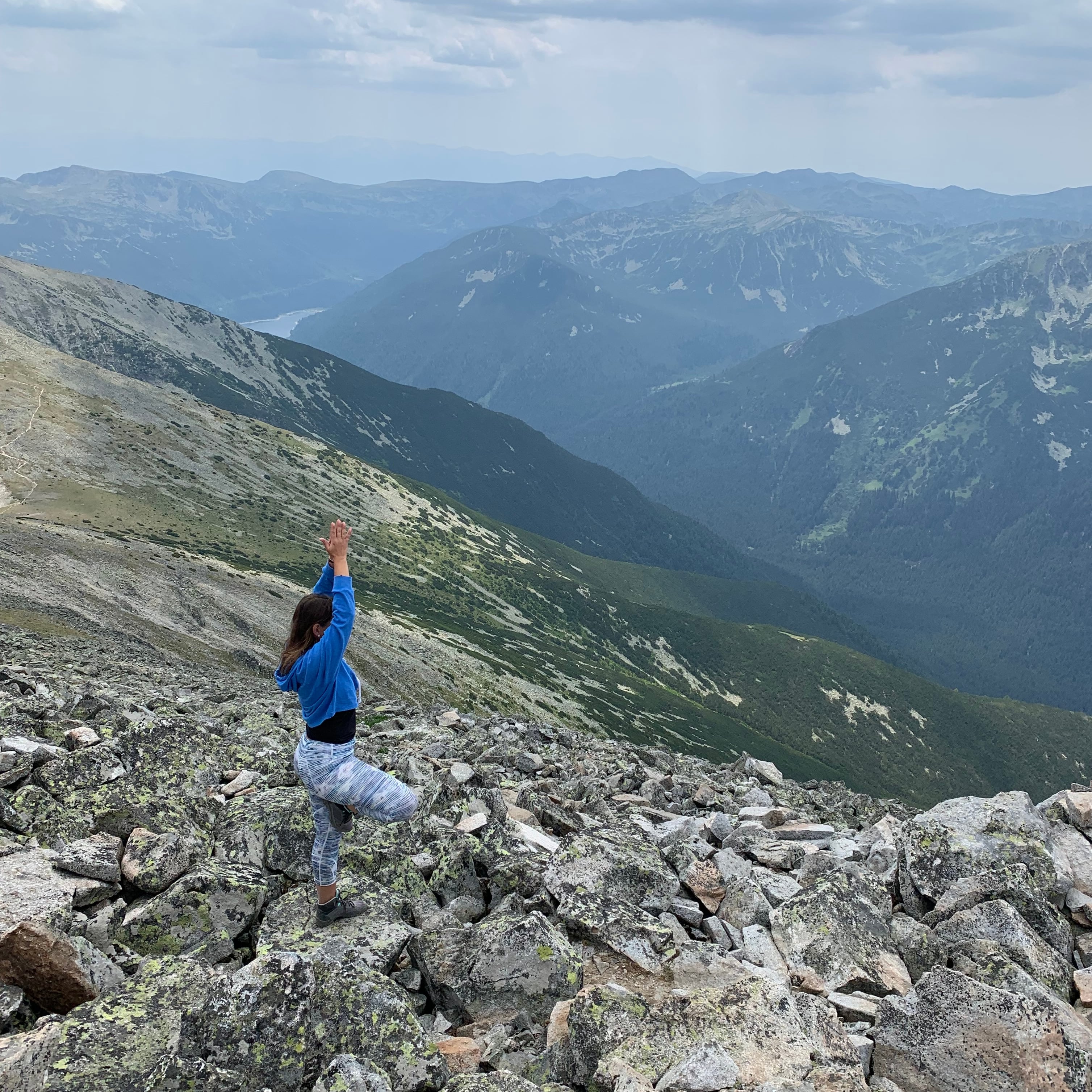 Ivannia Meza Pérez es una tica que ama el periodismo y ama viajar por eso trabaja para clientes en Costa Rica, pero desde cualquier país del mundo. La foto es en Bulgaria.