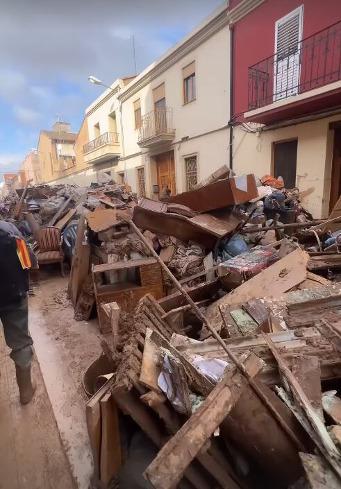 Toni Costa en Valencia, España, haciendo voluntariado tras los destrozos que dejó el paso de DANA.