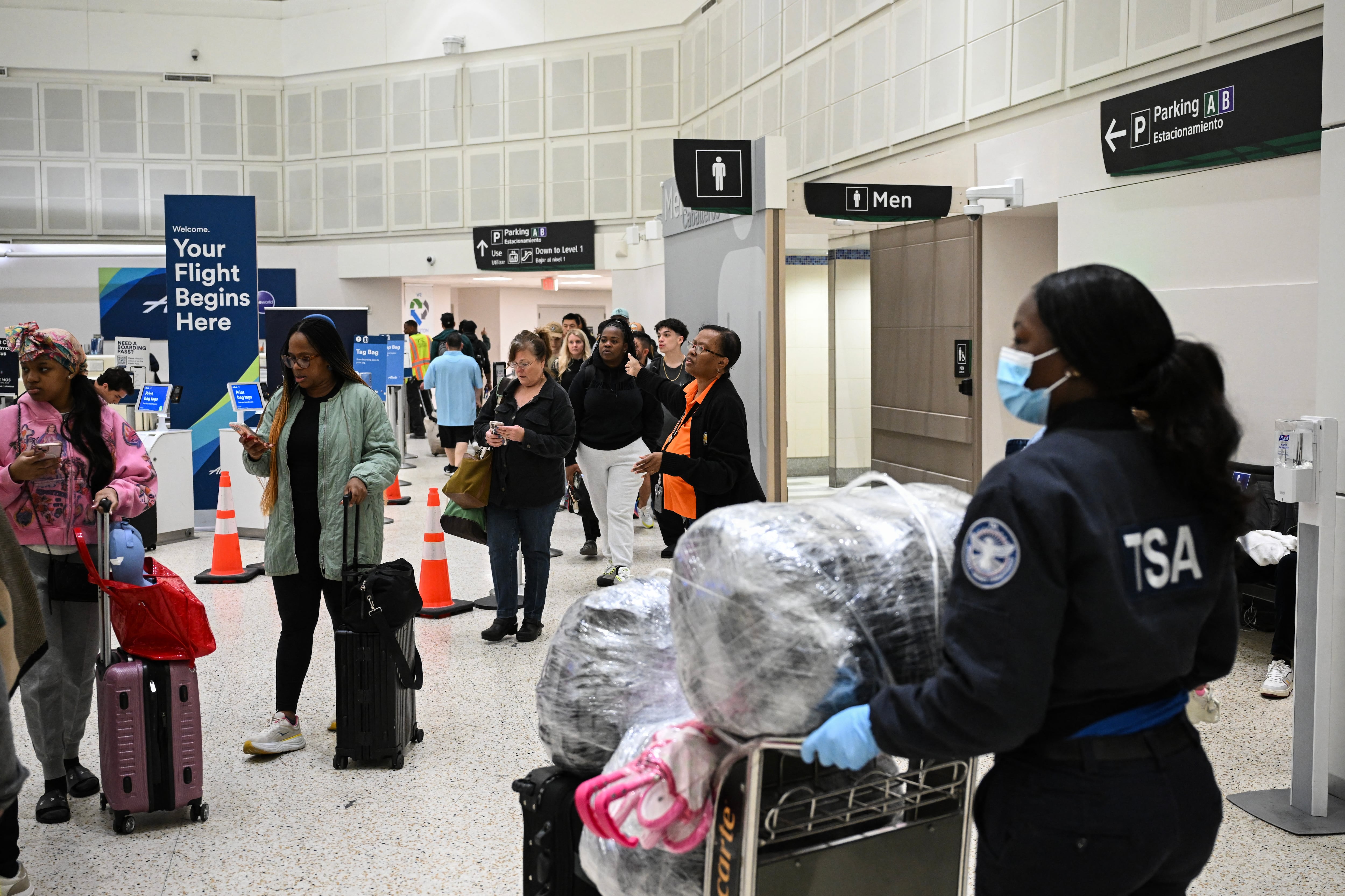 Viajeros hacen fila en un punto de control de seguridad de la TSA en el Aeropuerto Intercontinental George Bush, en Houston, Texas, el 20 de marzo de 2026.