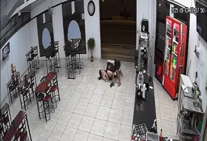 Muchacha luchó y detuvo a sujeto que quiso robarle