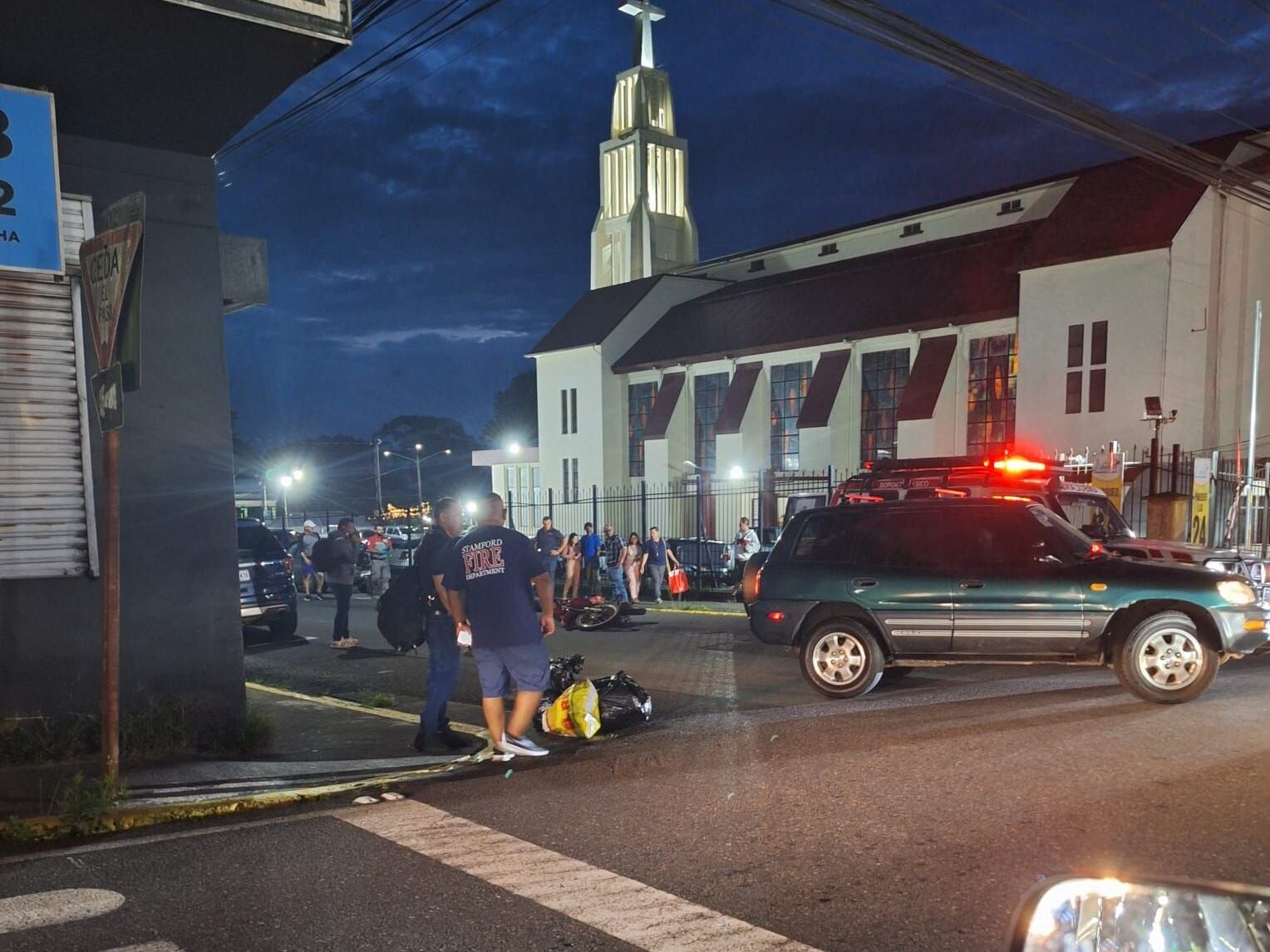 El accidente ocurrió a un costado de la catedral de Ciudad Quesada. Foto La Región.