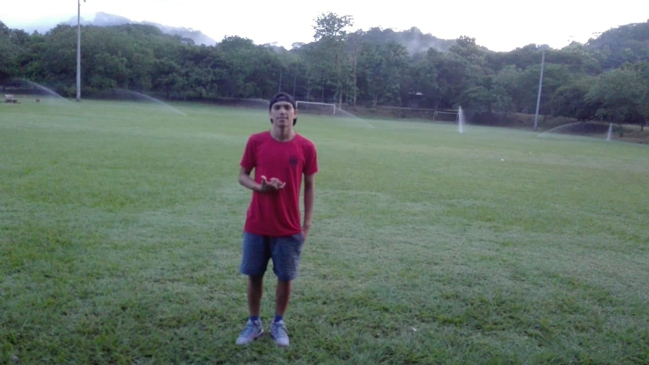 Chucho se tomó esta foto minutos antes de morir atacado por el cocodrilo. Foto cortesía para La Teja.