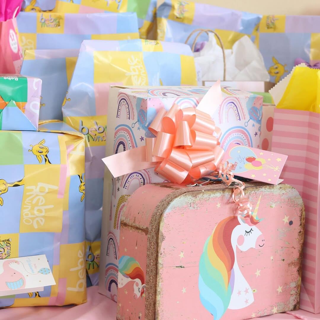 Jorge Martínez y Laura Brenes en el baby shower de su hija Sol.