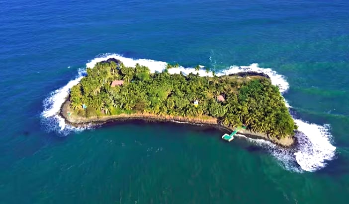 La isla es pequeñita, pero bonita.