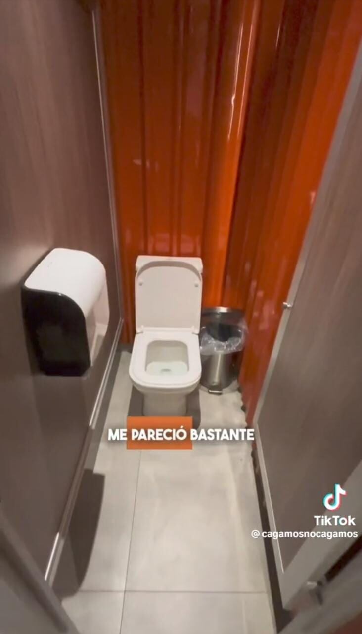 En la cuenta de TikTok ¿Cagamos o no cagamos? se hace un recorrido por los sanitarios del país. Captura de video.