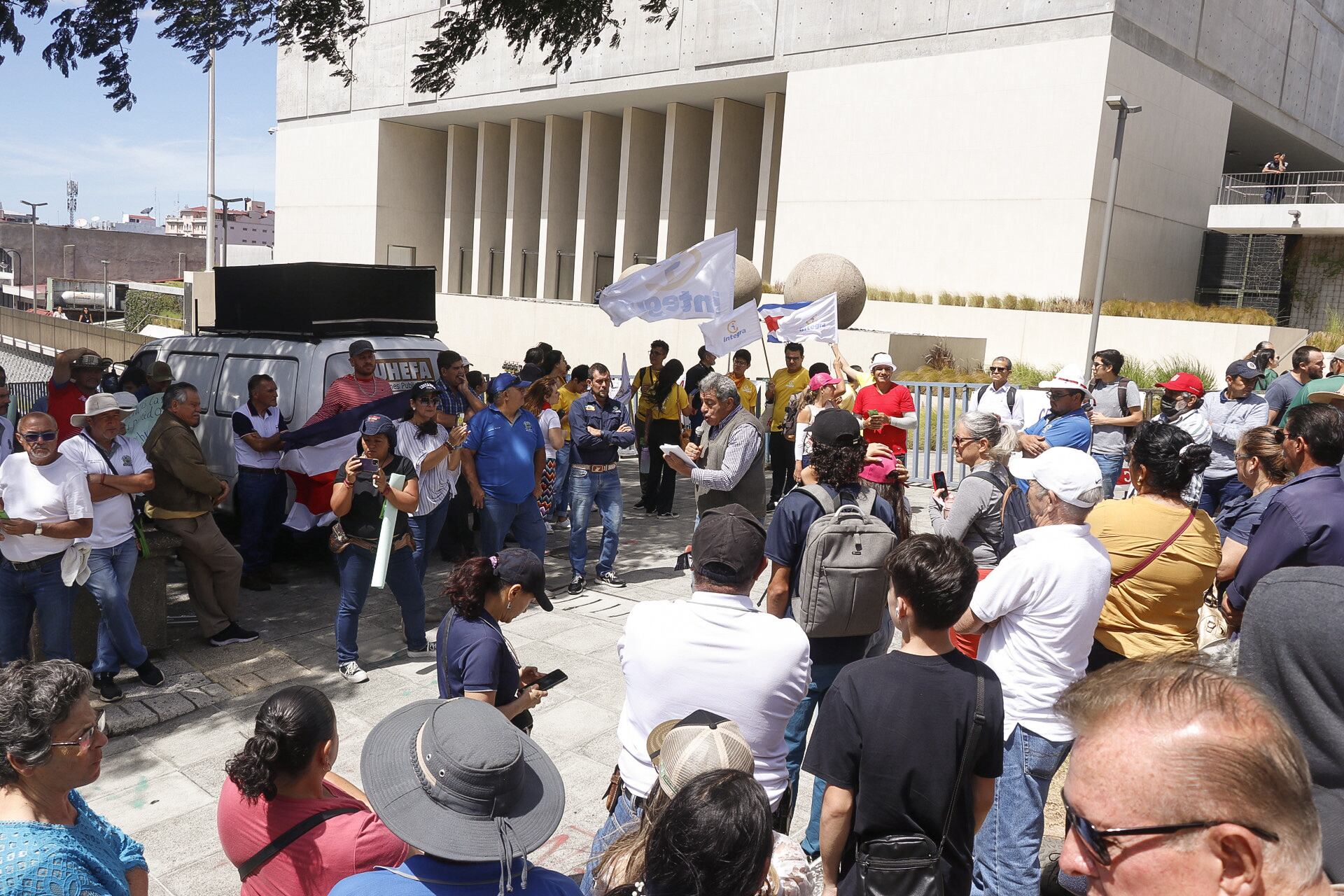 Marcha protesta, frene a la Asamblea Legislativa, de los productores agrícolas, por proyecto de Ley que establece que Ferias del Agricultor sean regidas por el Estado, actualmente son administradas por los productores.