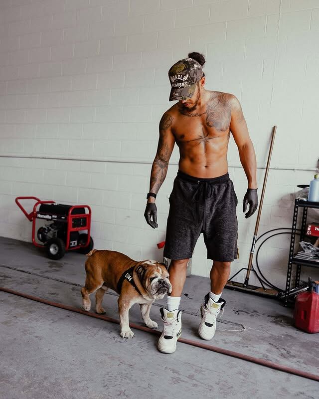 Lewis Hamilton y su perro Roscoe