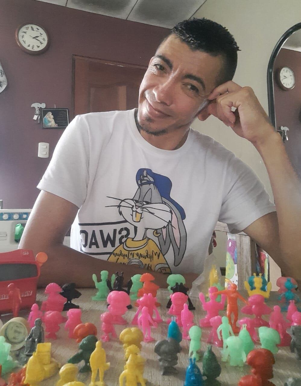 Lenar Ramírz Loría, coleccionista vecino de Grecia, tiene 46 años y está seguro que colecciona desde que era niño por eso siente que se ha mantenido con un corazón de niño muy fresco.