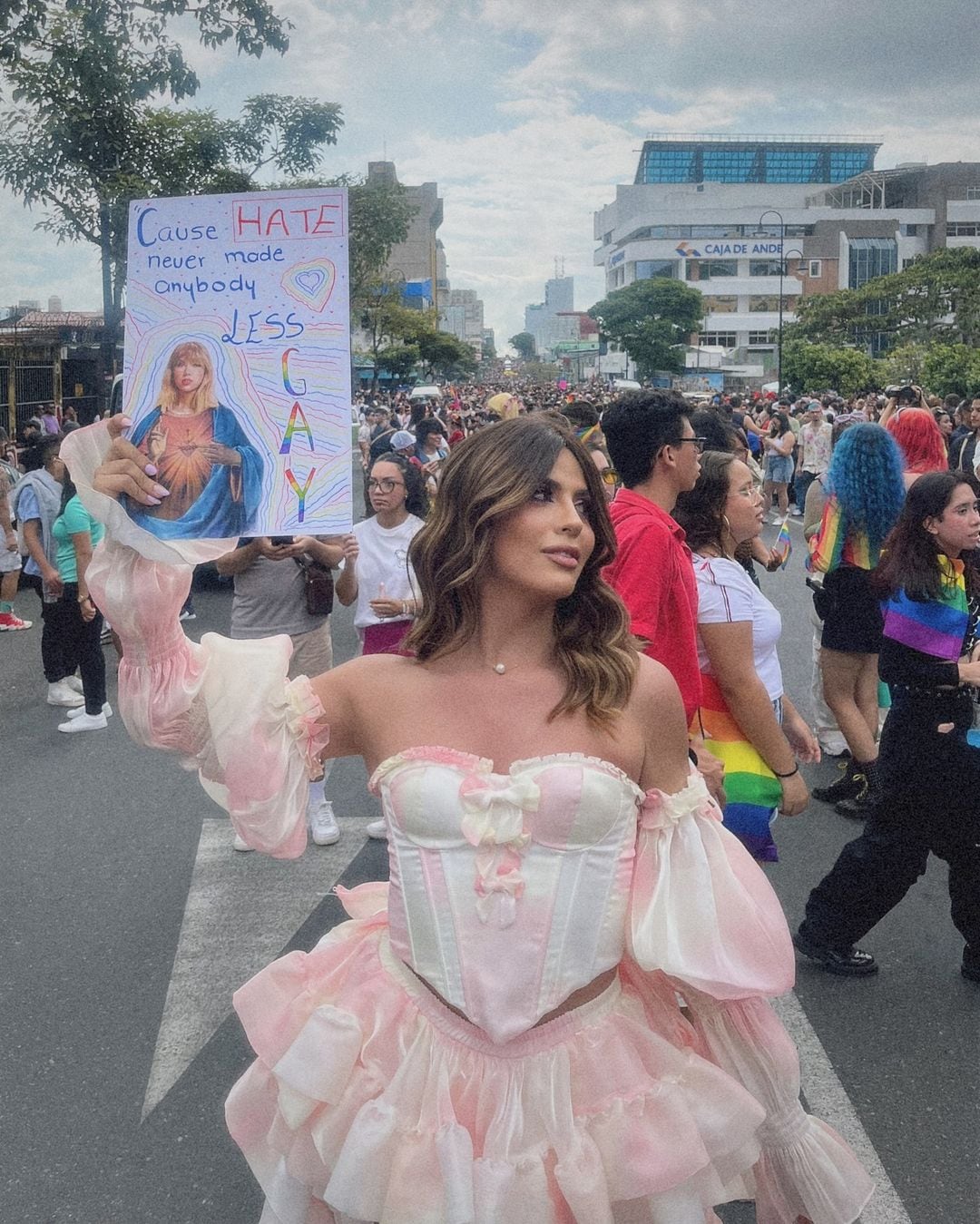 Alex Badilla en la marcha de la diversidad