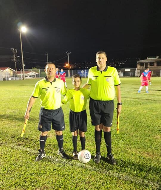 Abraham Rojas Suárez es un niño de 12 años de Grecia que ya se capacitó como árbitro de fútbol.