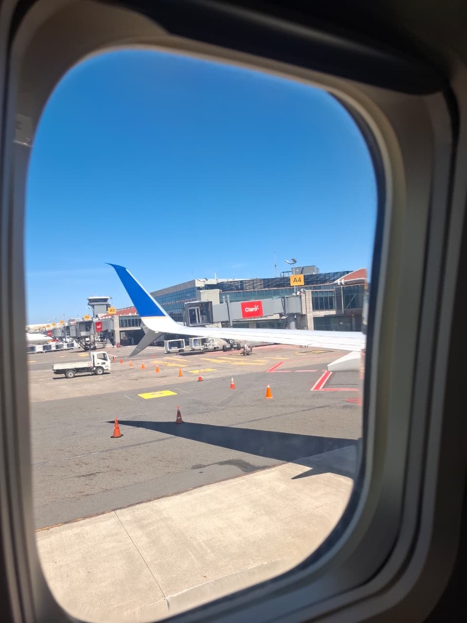 Wilbert Degracia, joven indígena de la comunidad Ngäbe, descubrió en un avión rumbo a Chile que venir de un territorio indígena no era un impedimento para llegar tan lejos como se lo permitieran los sueños.
