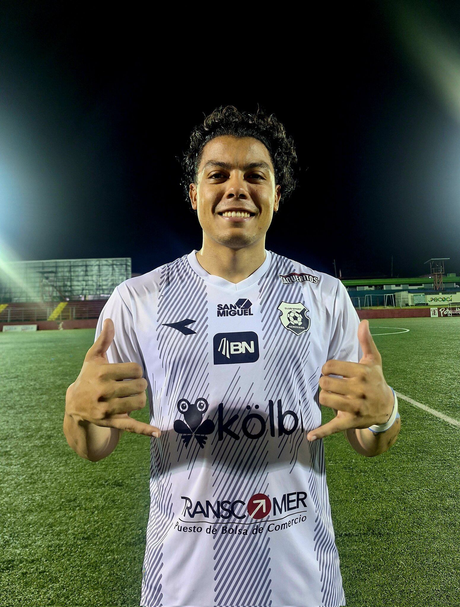 Joshua Canales le bastaron pocos minutos para mandarse con doblete.