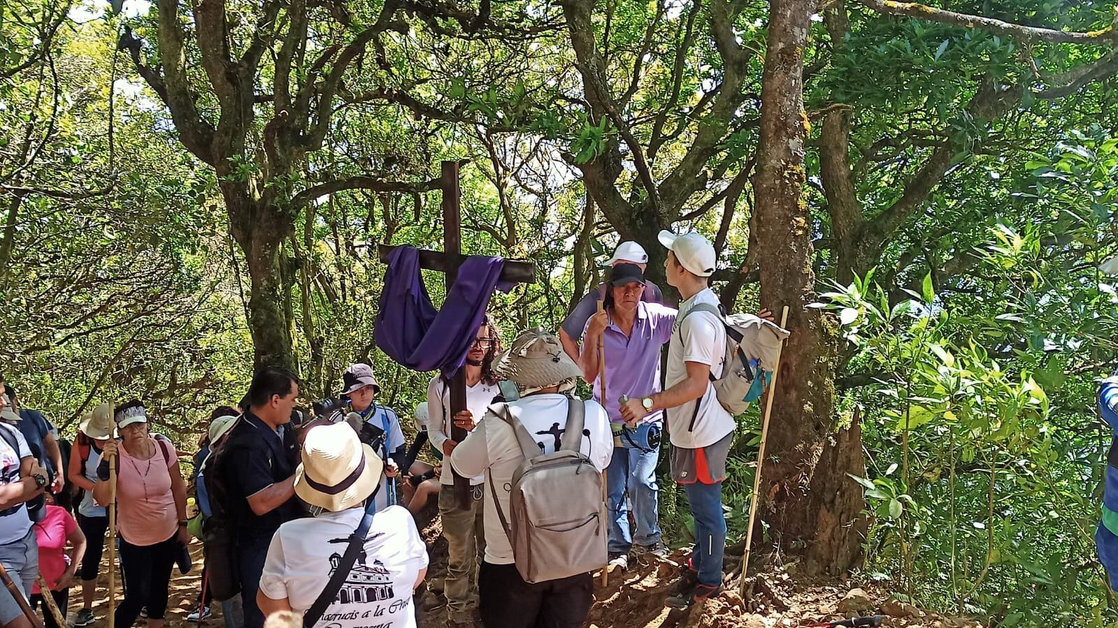 A puro sudor, esfuerzo y caídas, nos aventuramos a subir a la cruz de Alajuelita en su viacrucis