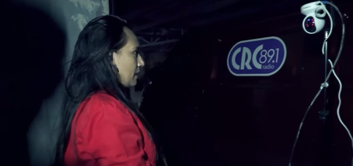 El temido Hombre del Sombrero, una de las figuras paranormales más inquietantes que se han reportado en Costa Rica, también ronda el edificio de la Cadena Radial Costarricense, ubicado en La Uruca. En la foto, Andrea Salas