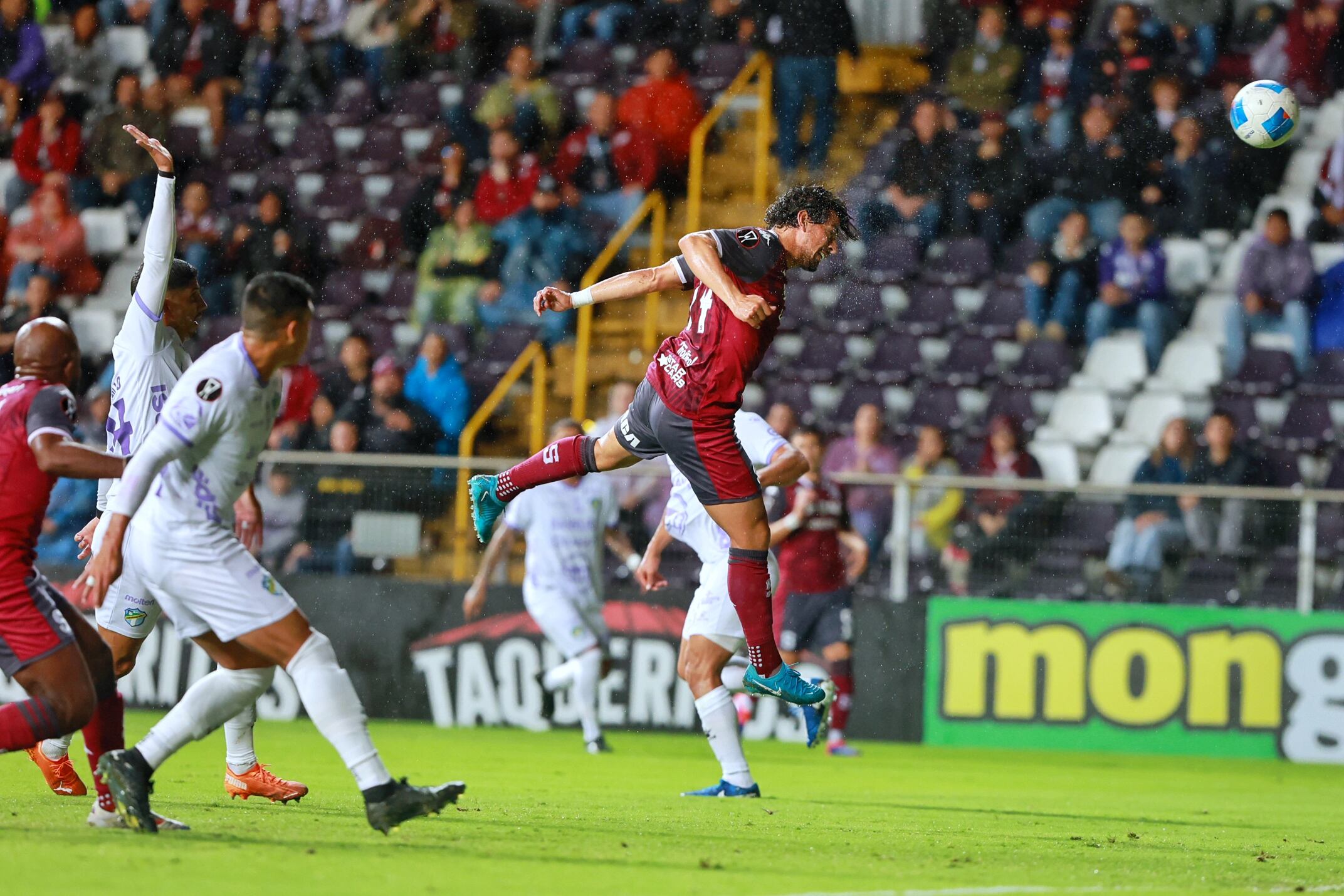 39/10/2024/ Juego entre Deportivo Saprissa vs Comunicaciones durante  la Central American Cup en el estadio Ricardo Saprissa / foto John Durán