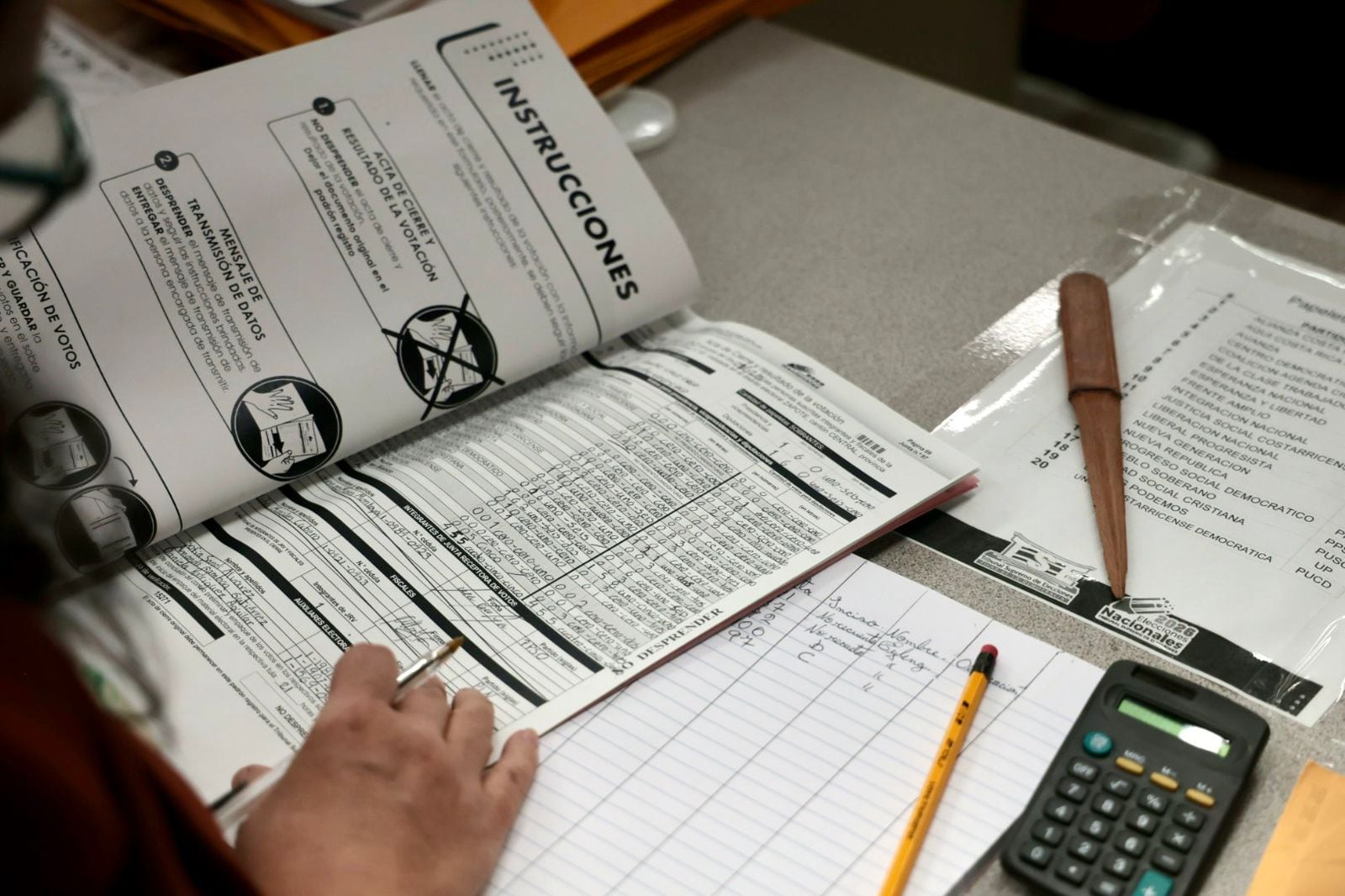 En Tribunal Supremo de Elecciones, inicia el conteo manual de votos.