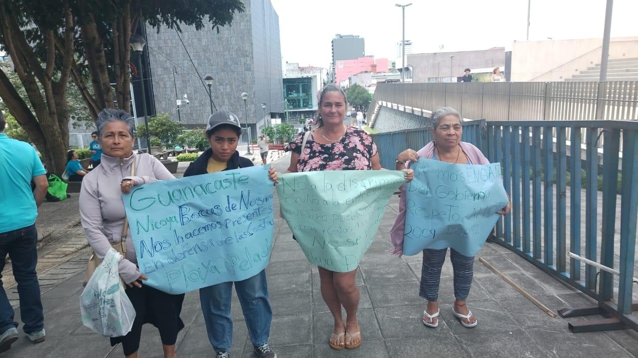 Más de 10 familias temen que sean desalojadas de sus hogares tras ser demandadas por presunta usurpación en zona marítima-terrestre.