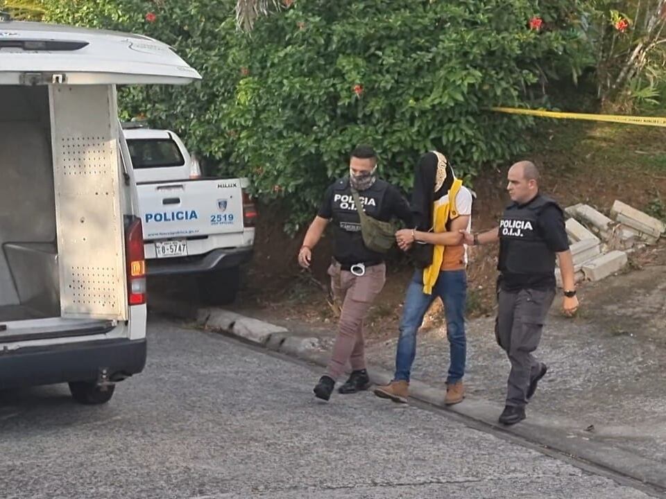 Momento en que los agentes del OIJ trasladan al padre sospechoso hacia las instancias judiciales