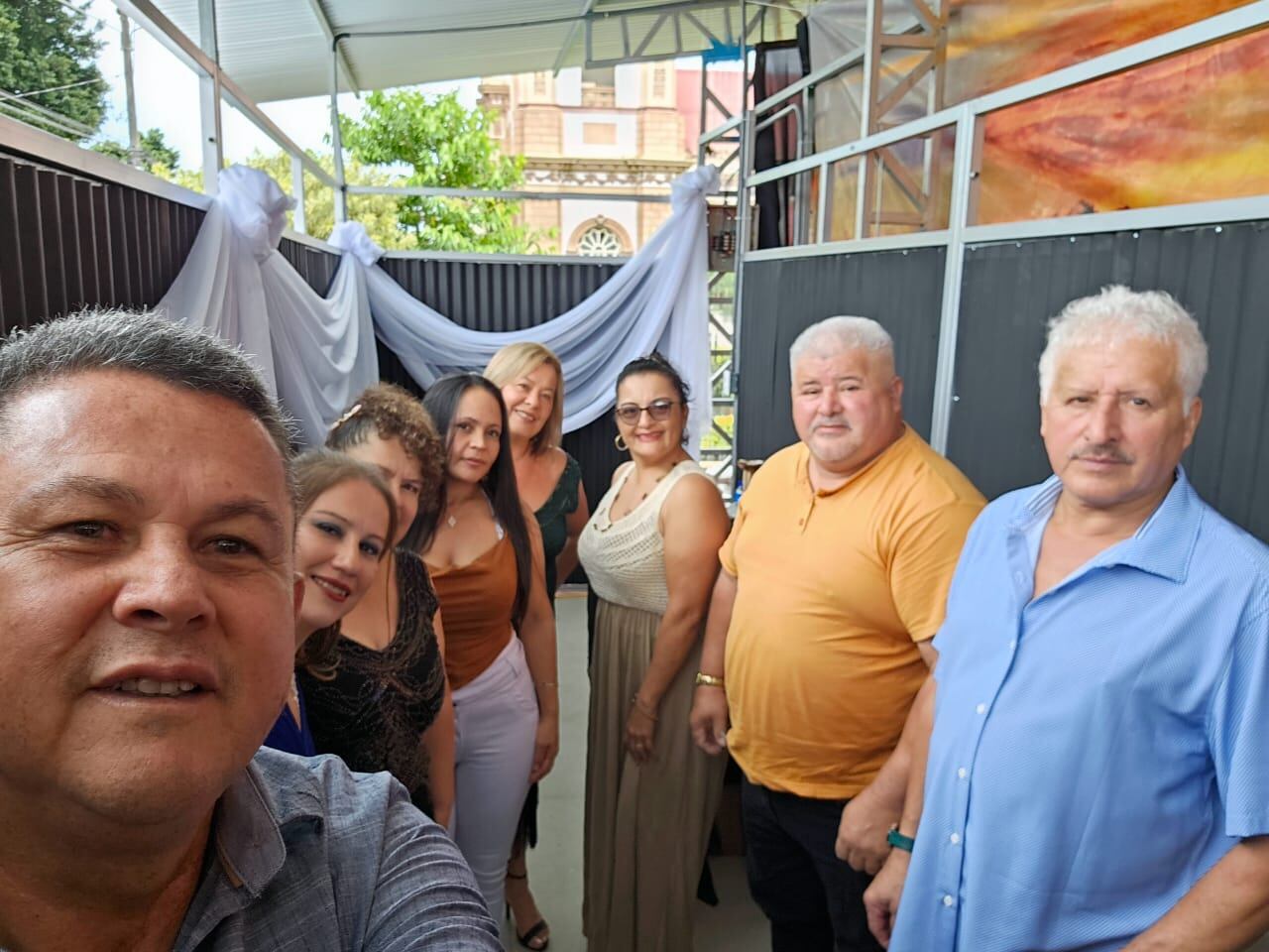 Yorleny Espinoza Ríos sufrió 6 derrames cerebrales entre los 36 y los 43 años. Ahora tiene 54 de edad y desde el 2013 no ha vuelto a sufrir otro quebranto tan grande de salud. Actualmente es cantante, tiene un negocito, guía turística internacional y hace caminatas.