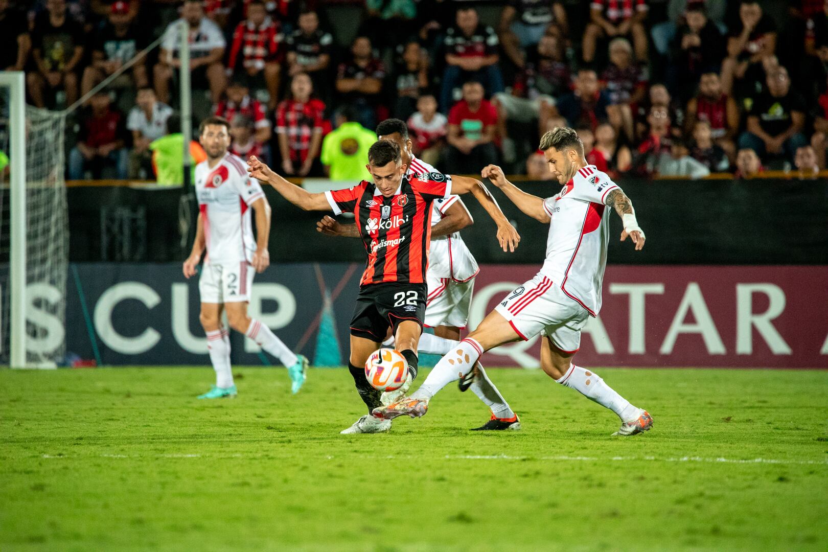 Kevin Cabezas no desentonó en el partido entre Liga Deportiva Alajuelense y New England Revolution en el Estadio Alejandro Morera Soto.