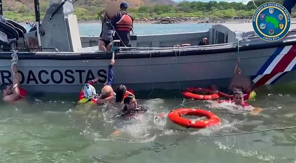A las nueve de la mañana de este Viernes Santo se alertó sobre un accidente acuático en playa Caldera en el cual se rescataron ocho personas.