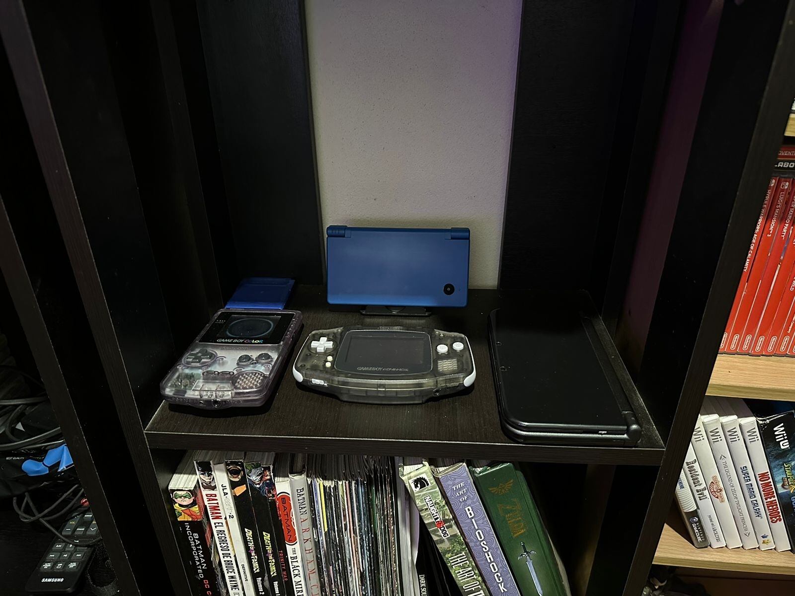 Desde un GameBoy Color hasta una Nintendo Switch, la colección de Pablo incluye algunas de las consolas más importantes de la historia.