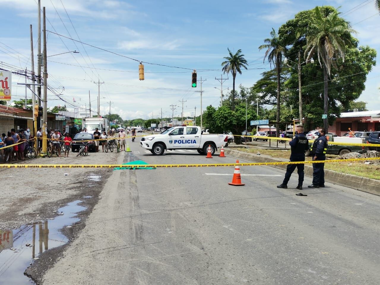 David Antonio Castillo Porras muere en Puntarenas arrollado por furgón luego de que su bicicleta pegó con la puerta abierta de un carro. Foto Andrés Garita.